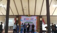 Foto: salah satu peserta saat menerima hadiah dari Moment acara kick off Bulan inklusi keuangan di Pendopo Kecamatan Pandanarum.(Dok.Pelita News)