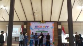 Foto: salah satu peserta saat menerima hadiah dari  Moment acara kick off Bulan inklusi keuangan di Pendopo Kecamatan Pandanarum.(Dok.Pelita News)