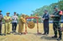 Foto: saat alat musik tradisional Gong di bunyikan oleh dr Amalia Desiana Bupati Banjarnegara, Sebagai tanda TMMD sengkuyung tahap lV Desa  Kecepit akan segera di laksanakan.(Dok Kominfo Bna/Pelita News.id)