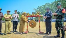 Foto: saat alat musik tradisional Gong di bunyikan oleh dr Amalia Desiana Bupati Banjarnegara, Sebagai tanda TMMD sengkuyung tahap lV Desa Kecepit akan segera di laksanakan.(Dok Kominfo Bna/Pelita News.id)