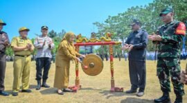 Foto: saat alat musik tradisional Gong di bunyikan oleh dr Amalia Desiana Bupati Banjarnegara, Sebagai tanda TMMD sengkuyung tahap lV Desa  Kecepit akan segera di laksanakan.(Dok Kominfo Bna/Pelita News.id)