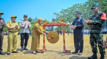 Foto: saat alat musik tradisional Gong di bunyikan oleh dr Amalia Desiana Bupati Banjarnegara, Sebagai tanda TMMD sengkuyung tahap lV Desa  Kecepit akan segera di laksanakan.(Dok Kominfo Bna/Pelita News.id)