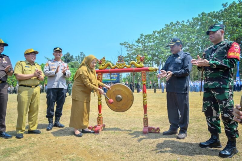 Foto: saat alat musik tradisional Gong di bunyikan oleh dr Amalia Desiana Bupati Banjarnegara, Sebagai tanda TMMD sengkuyung tahap lV Desa  Kecepit akan segera di laksanakan.(Dok Kominfo Bna/Pelita News.id)
