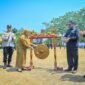 Foto: saat alat musik tradisional Gong di bunyikan oleh dr Amalia Desiana Bupati Banjarnegara, Sebagai tanda TMMD sengkuyung tahap lV Desa  Kecepit akan segera di laksanakan.(Dok Kominfo Bna/Pelita News.id)