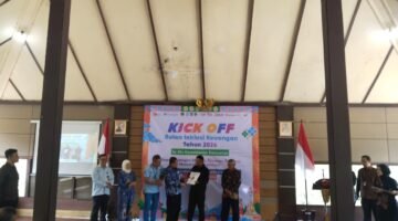 Foto: salah satu peserta saat menerima hadiah dari  Moment acara kick off Bulan inklusi keuangan di Pendopo Kecamatan Pandanarum.(Dok.Pelita News)
