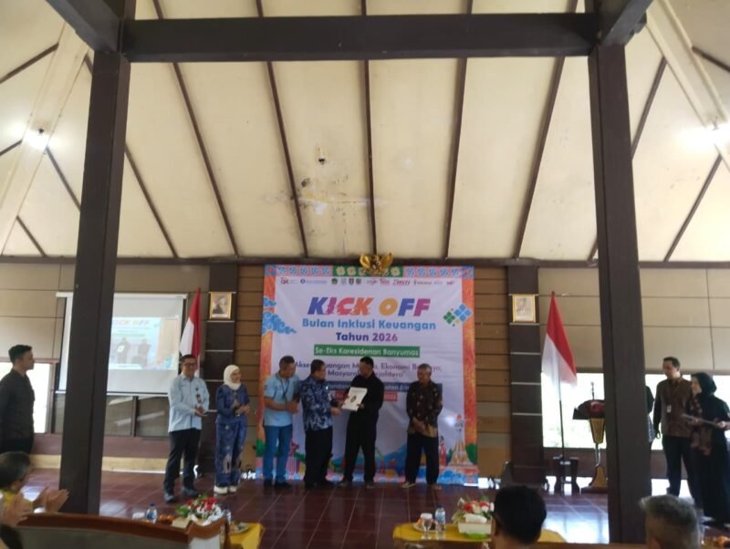 Foto: salah satu peserta saat menerima hadiah dari  Moment acara kick off Bulan inklusi keuangan di Pendopo Kecamatan Pandanarum.(Dok.Pelita News)