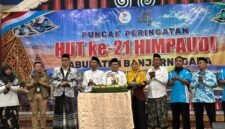 Foto : Nampak Hendro Cahyono Sekda Banjarneg ara, Heling Sujono Ketua PGRI Kabupaten Banjarnegara, Agung Prabowo Kadindikpora Banjarnegara saat berada di moment acara HUT ke 21 HIMPAUDI.(Dok.Kominfo Bna/Pelita News.id)