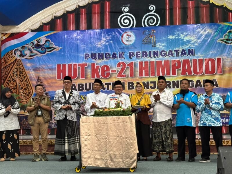 Foto : Nampak Hendro Cahyono Sekda Banjarneg ara, Heling Sujono Ketua PGRI Kabupaten Banjarnegara, Agung Prabowo Kadindikpora Banjarnegara saat berada di moment acara HUT ke 21 HIMPAUDI.(Dok.Kominfo Bna/Pelita News.id)